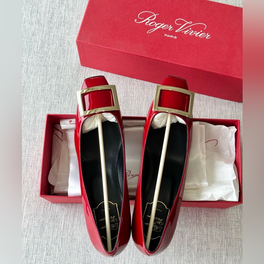 Roger Vivier Trompette Metal Buckle Pumps in red Patent Leather. Size 40. NIB